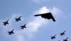 Máy bay ném bom tàng hình chiến lược B-2 Spirit của Mỹ được phi đội tiêm kích hộ tống