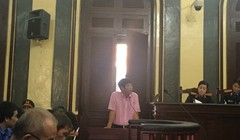 Ông Bình trình bày trước phiên tòa về qui định riêng của Agribank liên quan đến quyền nâng phán quyết cho vay