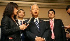 Bộ trưởng Kinh tế Nhật Akira Amari thông báo kết quả đàm phán. Ảnh: AFP