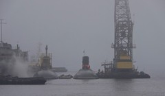 Tàu ngầm Đà Nẵng (phải) chuẩn bị rời đi sang vị trí mới, bên cạnh là tàu ngầm Bà Rịa - Vũng Tàu, ảnh chụp ngày 7.11