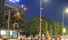 Phía tây cầu quay Sông Hàn đèn tín hiệu vẫn hoạt động, dưới sự điều tiết của CSGT