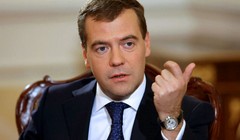 Thủ tướng Nga Dmitry Medvedev lần đầu tiên thừa nhận khả năng khủng bố trên máy bay gặp nạn - Ảnh: AFP