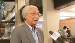 ĐBQH Cao Sĩ Kiêm trả lời báo chí (Ảnh Hồng Chuyên)