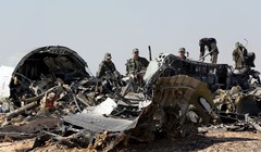 Các nhà điều tra quân sự Nga tại hiện trường máy bay chở khách rơi xuống bán đảo Sinai, Ai Cập, ngày 1/11. Ảnh: Reuters.