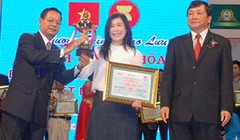 Bà Hà Linh trong một dịp lễ tôn vinh doanh nghiệp