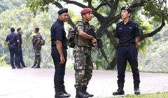 Quân đội tuần tra bên ngoài nơi tổ chức hội nghị thượng đỉnh ASEAN. Ảnh: Reuters