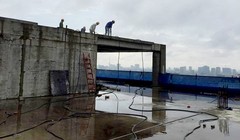 Công nhân tháo dỡ tầng thượng "pháo đài" 8B Lê Trực