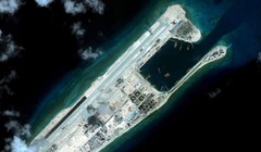 Đá Chữ Thập của Việt Nam bị Trung Quốc chiếm đóng và bồi đắp phi pháp ở Trường Sa, xây đường băng quân sự cùng các cơ sở khác phục vụ mục đích quân sự - Ảnh: Reuters