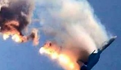 Máy bay Su-24 của Nga bốc cháy sau khi trúng tên lửa (ảnh cắt từ clip)