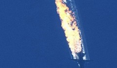 Su-24 Nga trúng tên lửa bốc cháy