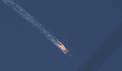 Chiếc Su-24 bốc cháy sau khi trúng tên lửa