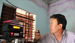 Ông Nguyễn Thanh Nam, người trực icom cộng động xã Bình Châu vẫn đang tiếp tục liên lạc với tàu cá QNg 95861 để theo dõi thông tin tàu đang về đất liền - Ảnh: Trần Mai
