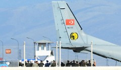 Thổ Nhĩ Kỳ trao trả thi thể phi công Su-24 bị phiến quân sát hại cho phía Nga. Ảnh: Reuters