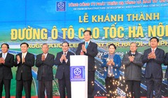 Thủ tướng Nguyễn Tấn Dũng cùng quan khách phát lệnh thông xe toàn tuyến cao tốc Hà Nội - Hải Phòng - Ảnh: T.Phùng