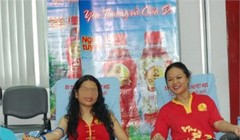 Bà Trần Ngọc Bích (phải) trong một sự kiện của Tân Hiệp Phát