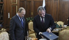 Bộ trưởng Quốc phòng Nga Sergey Shoigu mang chiếc hộp đen của máy bay Su-24 trình lên Tổng thống Vladimir Putin - Ảnh: Reuters