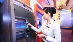 Không chỉ phải gánh nhiều loại phí, sử dụng dịch vụ thẻ ATM, khách hàng còn đối mặt với rủi ro cao khi thanh toán