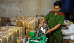 Cơ quan chức năng tiến hành niêm phong, thu giữ đường hóa học và chất tạo ngọt tại Công ty TNHH TM Việt Nhật - Ảnh: Ngọc Lê