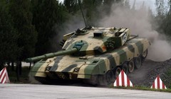 Một xe tăng hiện đại của Trung Quốc đang vượt vật cản, ngày 22/7/2014  (GREG BAKER/AFP/Getty Images)