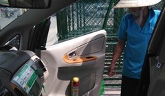 Bình chữa cháy loại nhỏ được trang bị trên ôtô - Ảnh: Đ.Phú