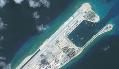 Hoạt động bồi đắp phi pháp của Trung Quốc trên một bãi đá thuộc chủ quyền Việt Nam ở Trường Sa. Trong ảnh là Đá Chữ Thập đã bị Trung Quốc biến thành đảo nhân tạo kiên cố Ảnh: Bloomberg