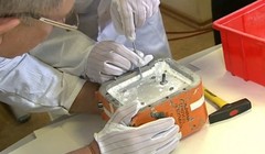 Chuyên gia đang mở hộp đen - Ảnh: RT