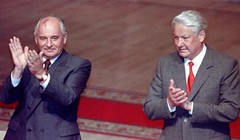 Tổng thống Nga Boris Yeltsin (phải) và Tổng thống Liên Xô Mikhail Gorbachev tại cuộc họp Xô viết tối cao Liên bang Nga ngày 23.8.1991 - Ảnh: Reuters