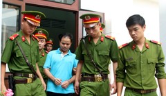 Bị cáo Minh được dẫn giải sau khi phiên tòa kết thúc - Ảnh: Đ.Tuyên