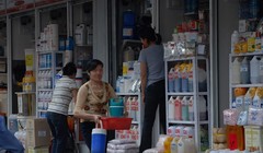 Hóa chất cà phê đậm đặc được bày bán tại chợ Kim Biên (Q.5, TP.HCM) - Ảnh: Diệp Đức Minh 