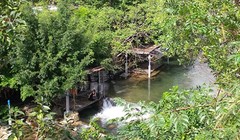 Cụm công trình trái phép bên suối để kinh doanh. Ảnh: LÊ PHI 