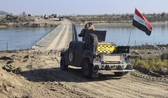 Quân đội Iraq bắc cầu phao để tiến vào trung tâm thành phố Ramadi. Ảnh: Twitter