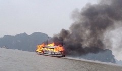 Ngọn lửa bùng phát từ tầng hai rồi lan rộng ra toàn bộ con tàu - Ảnh: Linh Linh