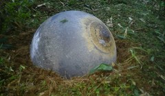 Vật thể lạ hình cầu, có thể làm bằng kim loại - Ảnh người dân cung cấp