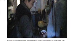 Ông Jian bên số thịt phát sáng - Ảnh chụp màn hình Shanghaiist