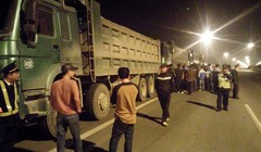 Sau 24 tiếng, 5 chiếc xe “hổ vồ” chở quá tải vẫn chưa được xử lý. Ảnh T.PHÙNG