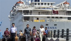 Hành khách xuống cảnh tàu ở Jeju, Hàn Quốc - Ảnh: Reuters