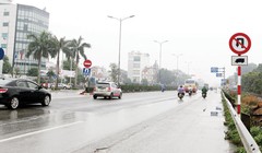 Biển cấm xe tải quay đầu sang trái đặt bên lề phải quốc lộ 5 trong khi chữ cho phép các loại xe được quay đầu ở biển cho phép quay xe đặt ở dải phân cách giữa quá bé - Ảnh T.Phùng