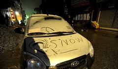 Dù mới rơi và còn ở dạng bông tuyết nhỏ nhưng tuyết đã khá dày. 