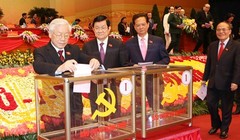 Tống Bí thư Nguyễn Phú Trọng bỏ lá phiếu đầu tiên