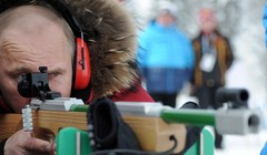 Trong chuyến thăm giải vô địch trượt tuyết và biathlon dành cho người khuyết tật, Tổng thống Vladimir Putin bắn thử súng trường dành cho vận động viên khiếm thị (tháng 3/2012) 