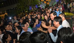 Tân Bí thư Thành ủy TPHCM Đinh La Thăng chụp selfie với người dân Sài Gòn đến tham quan tại đường hoa. Nhiều người dân thích thú với sự thân thiện, gần gũi của ông...