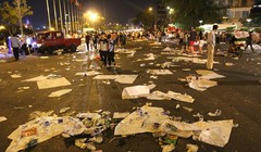 Sau màn bắn pháo hoa 15 phút mừng năm mới Bính Thân, khu vực trung tâm TP HCM trước đó có chục nghìn người tụ tập ngập rác.