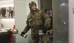 Cảnh đập phá ngân hàng Nga tại Ukraine