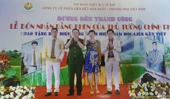 Lê Xuân Giang (mặc quân phục) trắng trợn làm giả cả lễ đón nhận Bằng khen của Thủ tướng nhằm mục đích lừa đảo - Ảnh chụp lại từ hồ sơ của công an