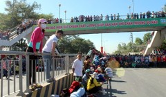 Công nhân tràn ra Quốc lộ 1K, đoạn qua xã Hóa An, TP.Biên Hòa, Đồng Nai khiến giao thông tắc nghẽn - Ảnh: A.L.