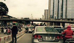 Hình ảnh người đàn ông đi vệ sinh giữa đường gây 'bão' trên mạng xã hội