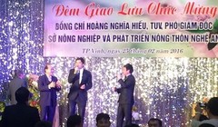 Đêm giao lưu chúc mừng hoành tráng được đưa lên Facebook và bị nhiều người “ném đá”.