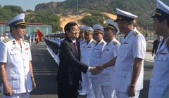 Chủ tịch nước Trương Tấn Sang chúc mừng Quân chủng Hải quân trong buổi lễ khai trương Cảng quốc tế Cam Ranh - Ảnh: Trần Đăng