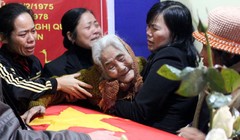 Bà Chu khóc ngất khi đón hài cốt con trai trở về