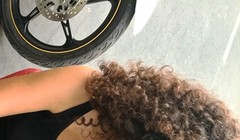 Cô gái òa khóc sau khi tỉnh lại vì bị giật túi xách. Ảnh: A.X